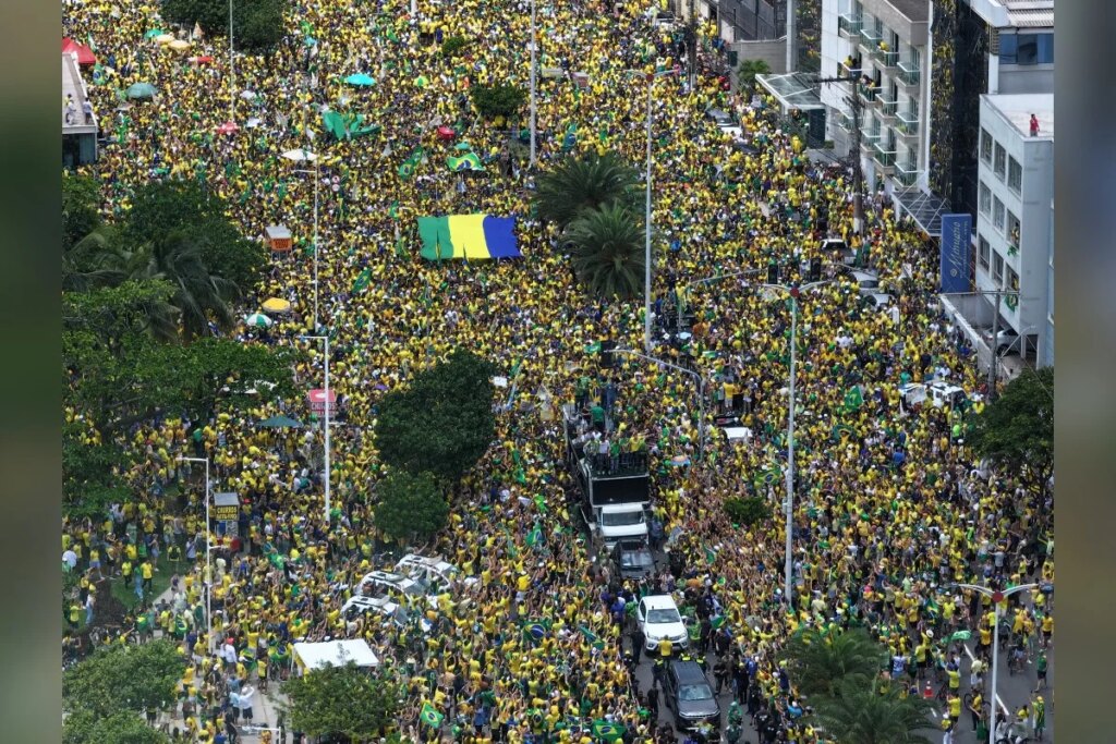 Flávio Bolsonaro participa de "bloco" no trio elétrico em Vitória (ES)