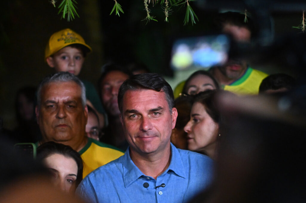 Flávio mobiliza aliados e busca ampliar base no 2º turno