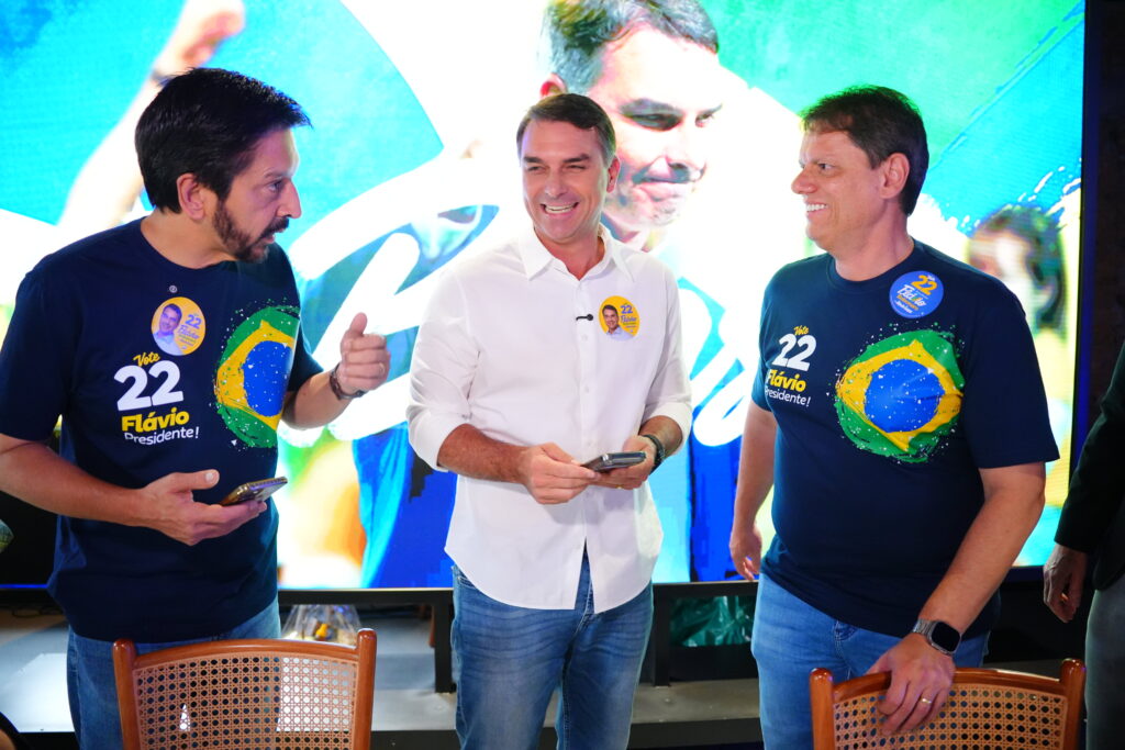 Flávio mobiliza aliados para reagir a atos pró-Lula