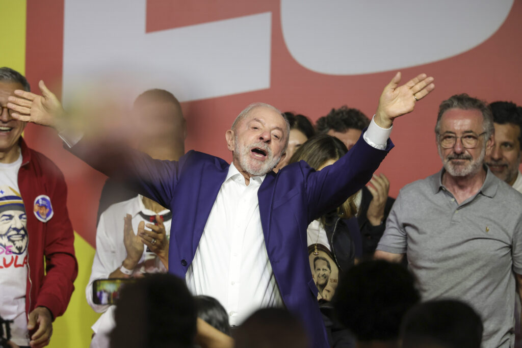 Vitória de Flávio no primeiro turno expõe fraquezas de Lula, diz FT
