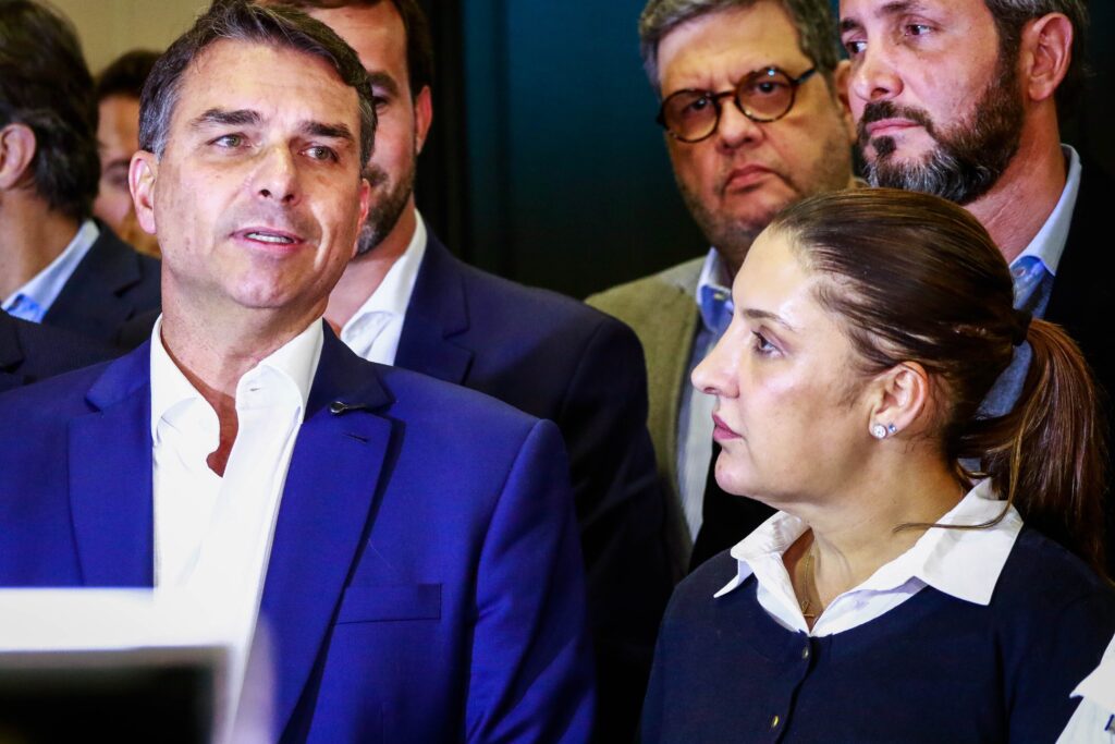 A 5 dias do 2º turno, Flávio propõe devolver via PIX parte de gastos com contas e prestações, mas não detalha custos