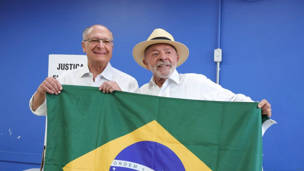 Alckmin vota em SP e diz que “salvamos a democracia” junto de Lula contra “golpe”