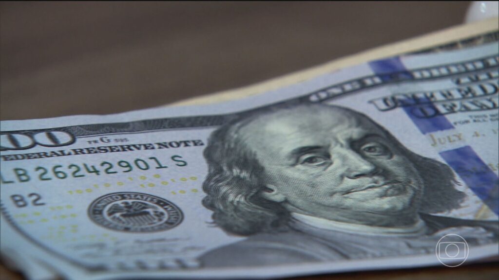 Dólar sobe, de olho nos preços do petróleo e pesquisas eleitorais no Brasil; Ibovespa cai
