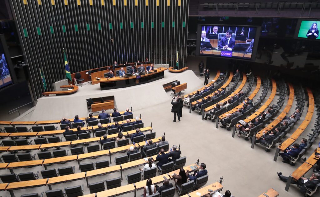 Câmara dos Deputados abre concurso com salários acima de R$ 32 mil; veja vagas
