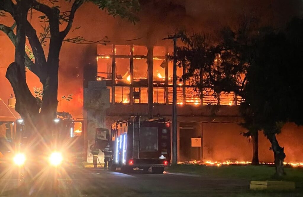 Incêndio de grandes proporções atinge prédio da UFPE no Recife; VÍDEO