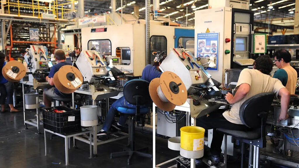 Produção industrial recua em 10 estados em agosto, aponta IBGE