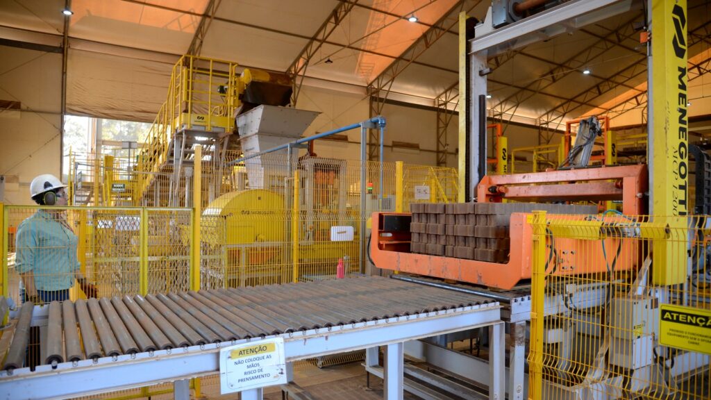 Produção industrial brasileira volta a cair em agosto e tem fraco crescimento no ano