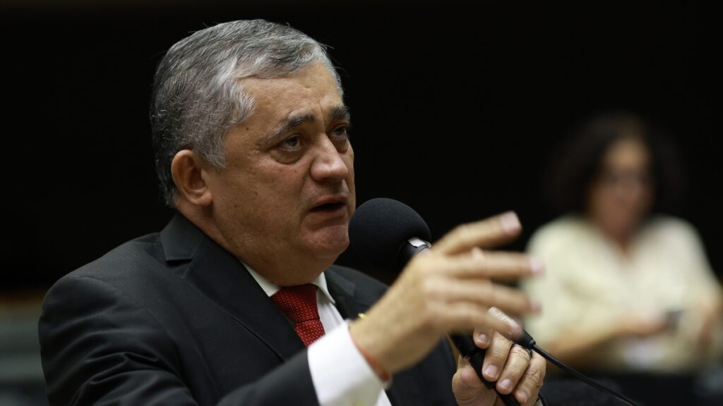 Governo pretende cortar cargos indicados por partidos que apoiarão Flávio