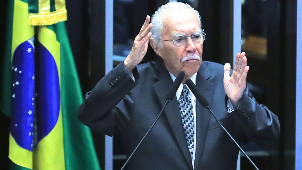 José Sarney segue na UTI após cirurgia no abdômen