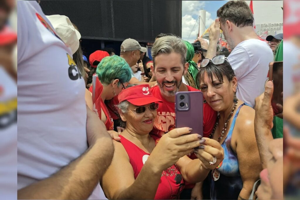 "O povo tá na rua defendendo direitos", diz Grass em ato da esquerda no DF