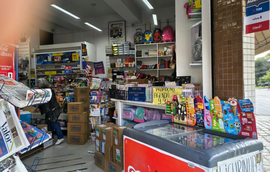 Quais lojas de rua correm risco com as compras online e como elas tentam sobreviver