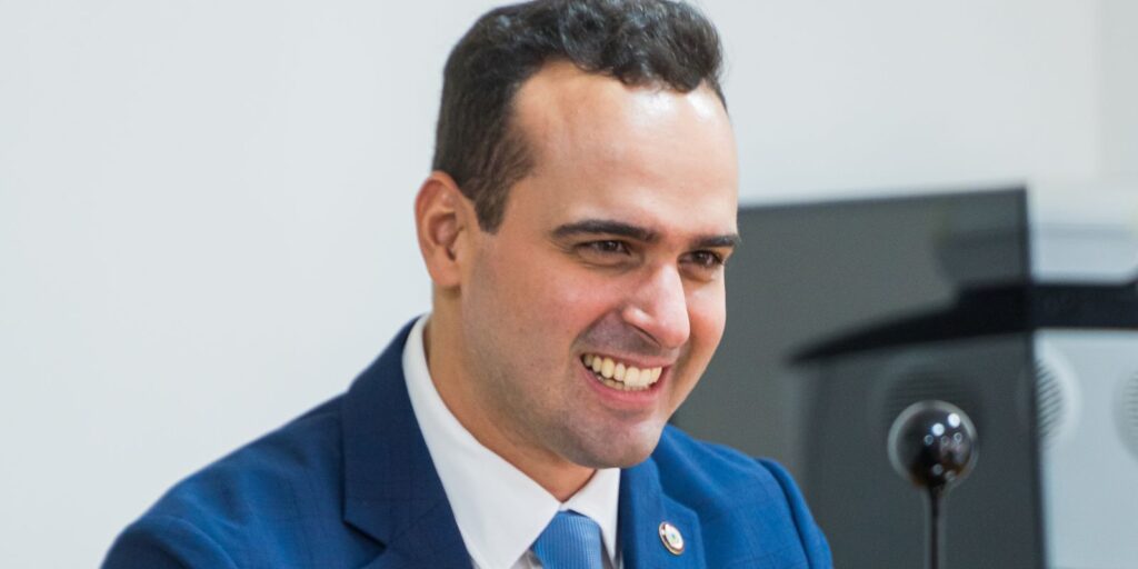 Lucas Ribeiro é reeleito governador da Paraíba no primeiro turno