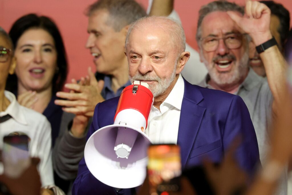 Lula anuncia PEC do passe livre nos finais de semana