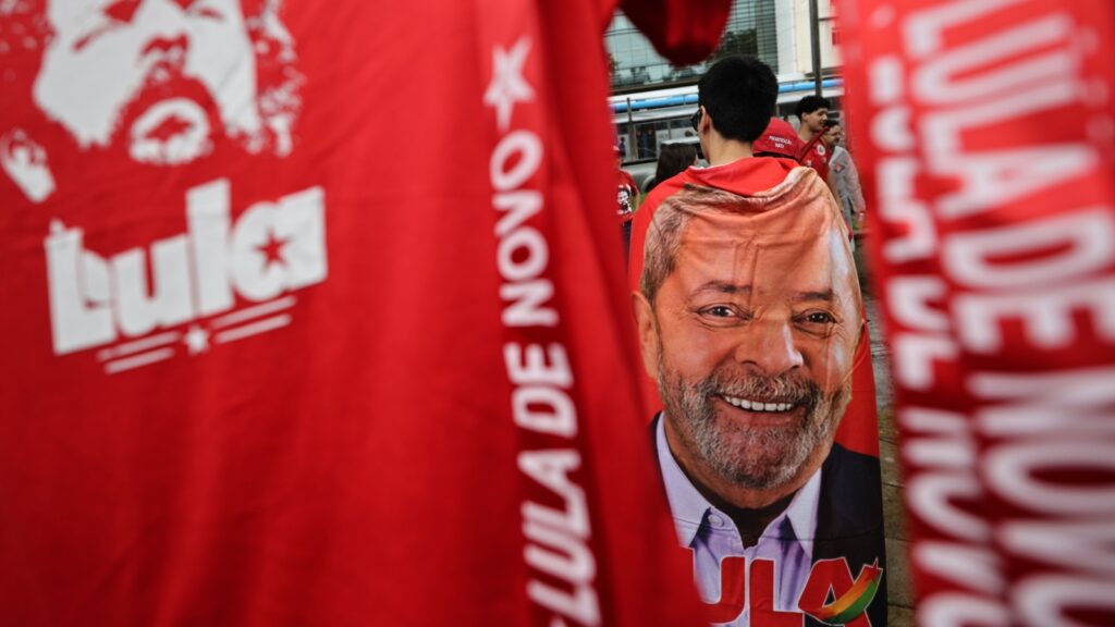 Lula ataca Flávio após promulgação do fim da escala 6x1 em ato em MG