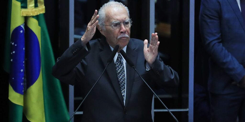 José Sarney é internado em UTI após procedimento abdominal