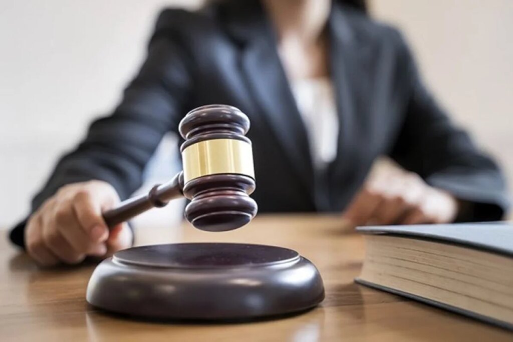 Mulher ganha indenização após cobrar salário atrasado e ser ameaçada em MG