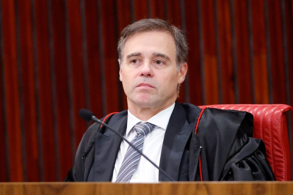 Mendonça manda PT retirar anúncios e CUT apagar posts contra Flávio