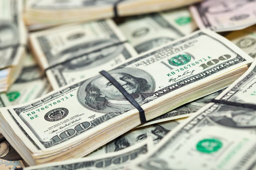 Dólar cai a R$ 4,97, com cenário político e balança comercial no foco; Ibovespa recua