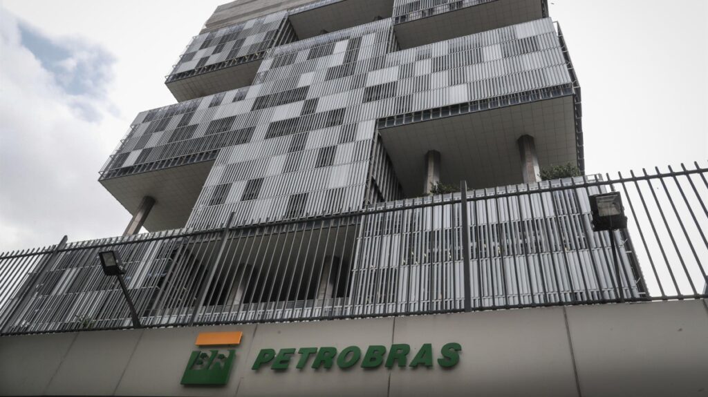 Petrobras chega a R$ 800 bilhões em valor de mercado e bate recorde histórico