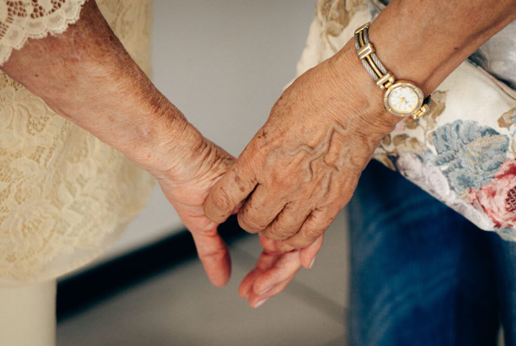 59% dos brasileiros querem parar de trabalhar até os 60 anos, mas só 28% acham que vão conseguir, diz pesquisa