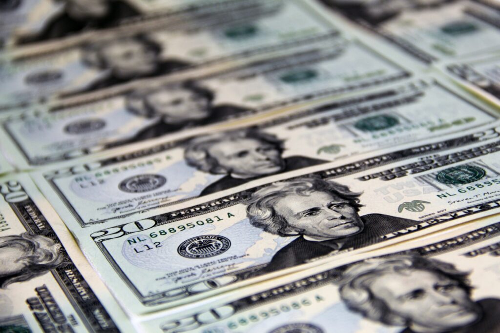 Ibovespa sobe, fecha aos 209 mil pontos e bate novo recorde; dólar cai a R$ 4,98