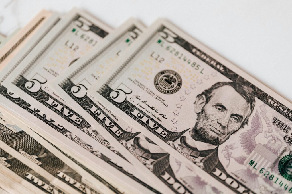 Dólar abre em leve alta, com foco em inflação americana e cenário político brasileiro