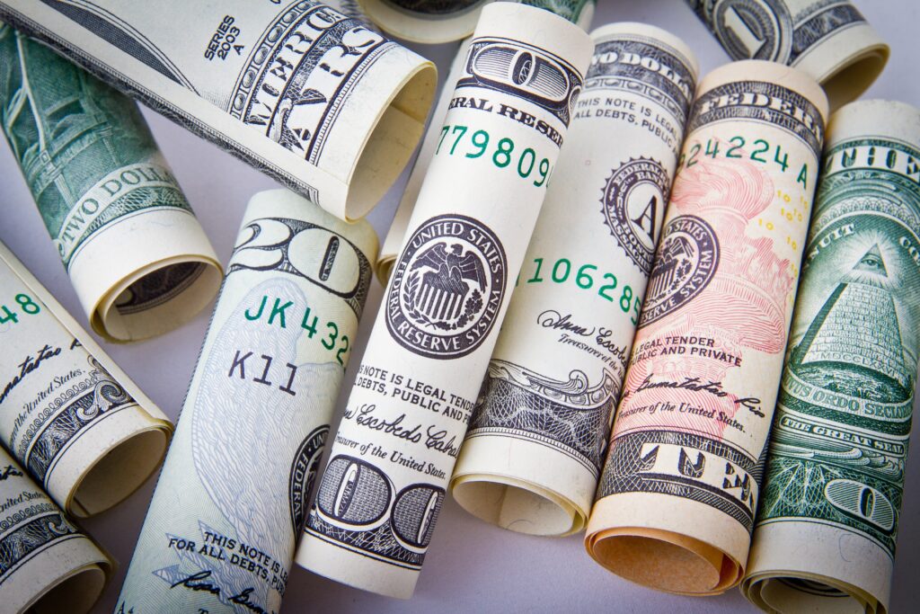 Dólar abre sessão desta segunda-feira, na reta final da eleição