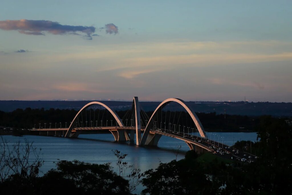 Ponte JK: faixas reversas começam a funcionar nesta quarta-feira (21/10)