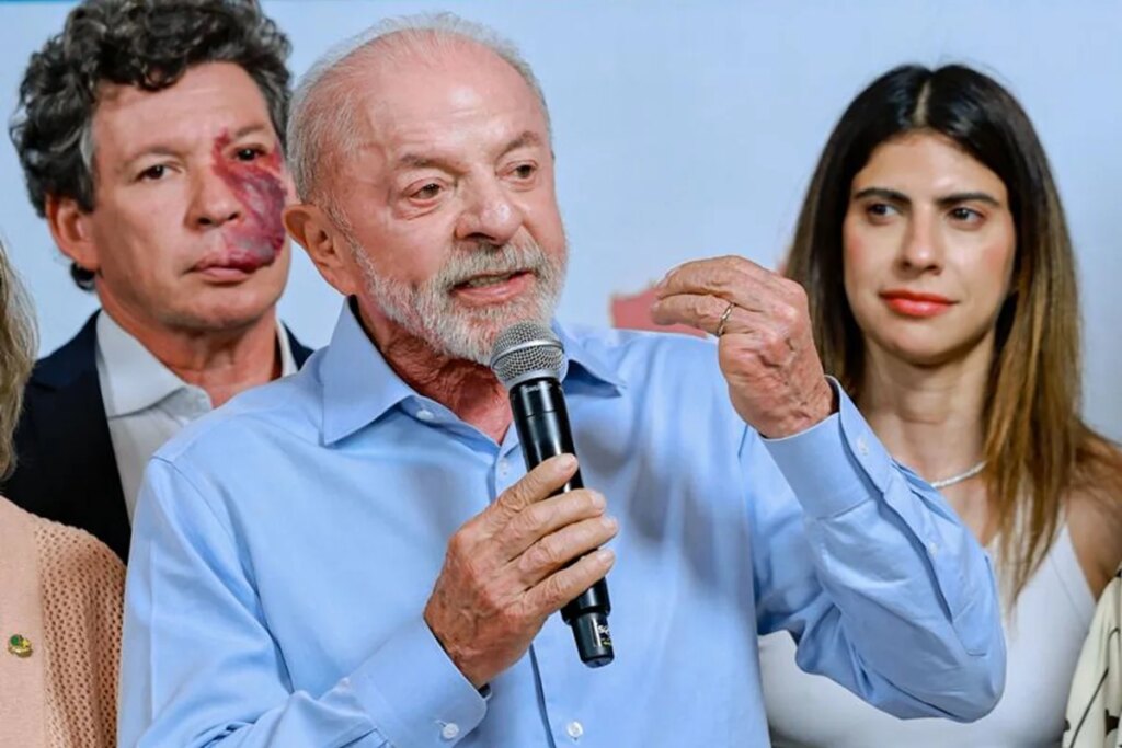 Lula diz que Flávio quer acabar com o Bolsa Família e resgata críticas