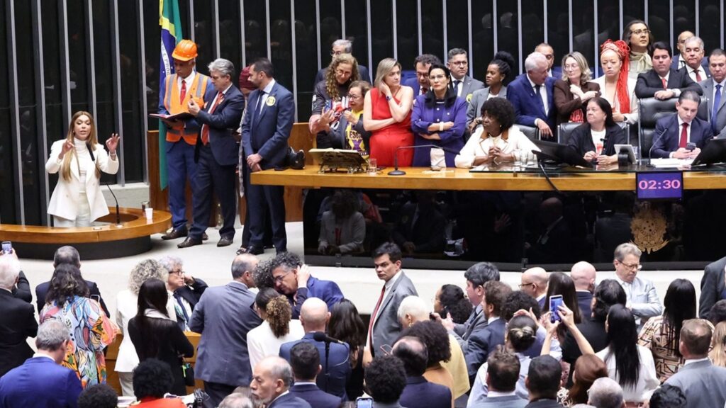 PSOL e Rede falham na cláusula de barreira: entenda o futuro dos partidos
