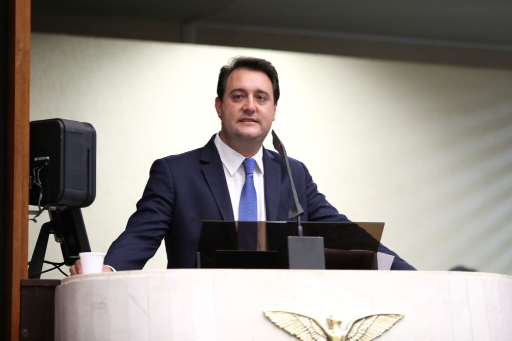 Ratinho Junior declara apoio a Flávio Bolsonaro no 2º turno