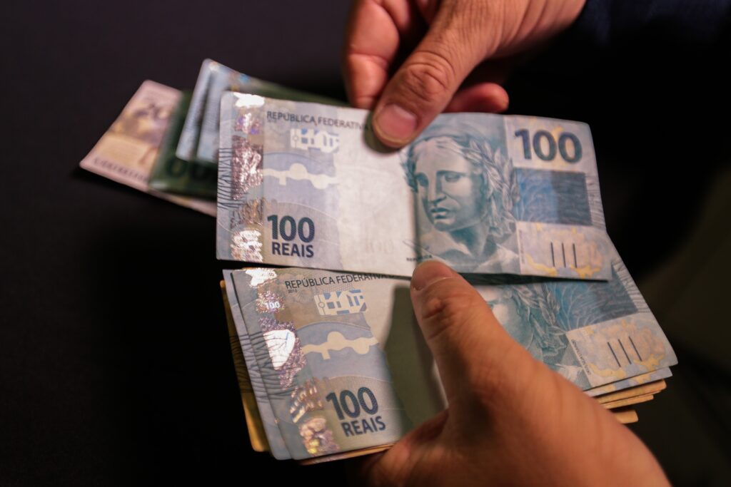 Endividamento das famílias cai pela 1ª vez no ano; inadimplência recua nas menores rendas e cresce nas maiores