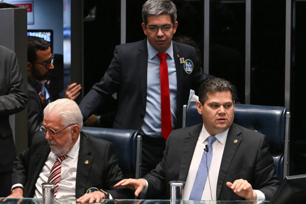 Em vitória do governo Lula, Senado aprova PEC do fim da escala 6x1