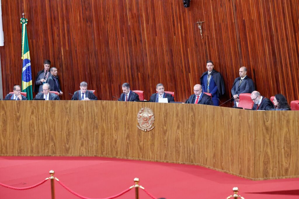 TSE confirma decisão que mandou Meta garantir igualdade entre Flávio e Lula