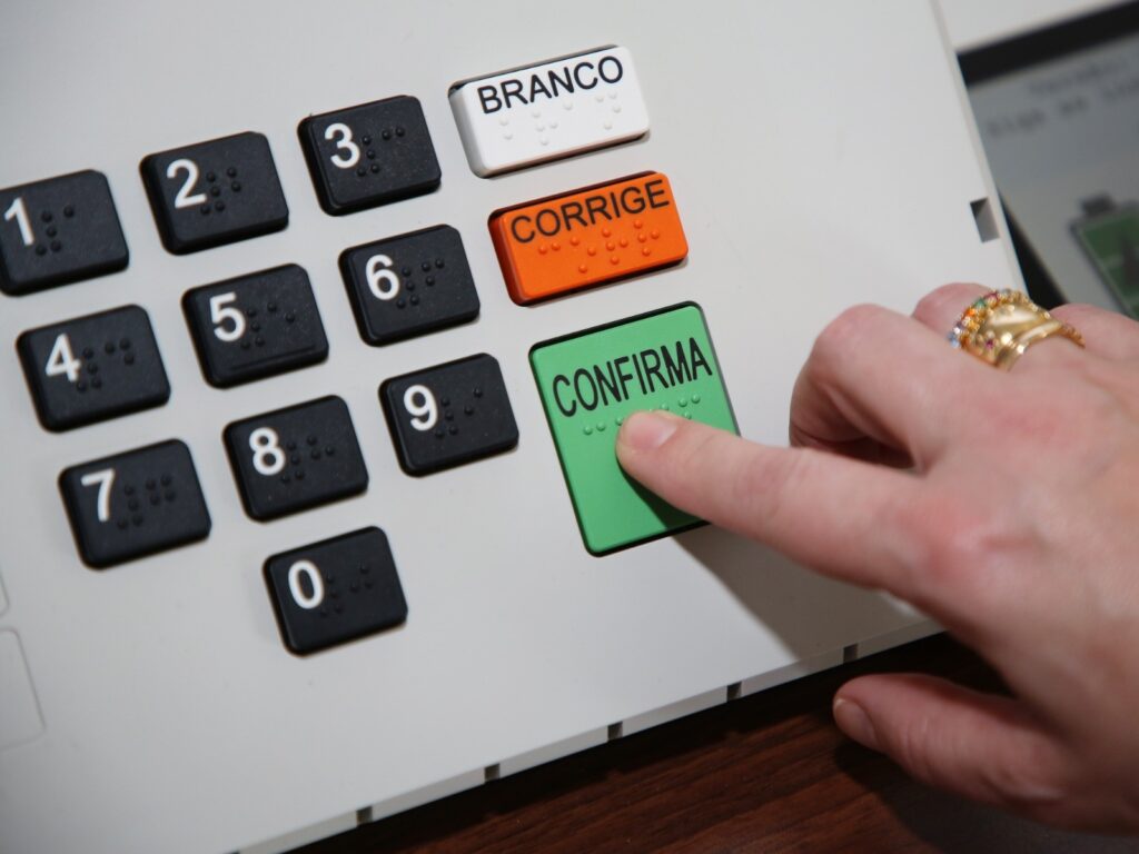 Patrão pode descontar o tempo que você leva para votar? Entenda