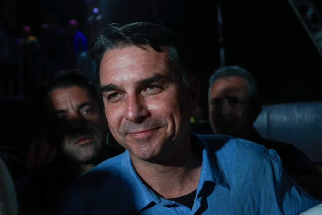 Após apoio da bancada do agro, Flávio promete Ministério da Agricultura