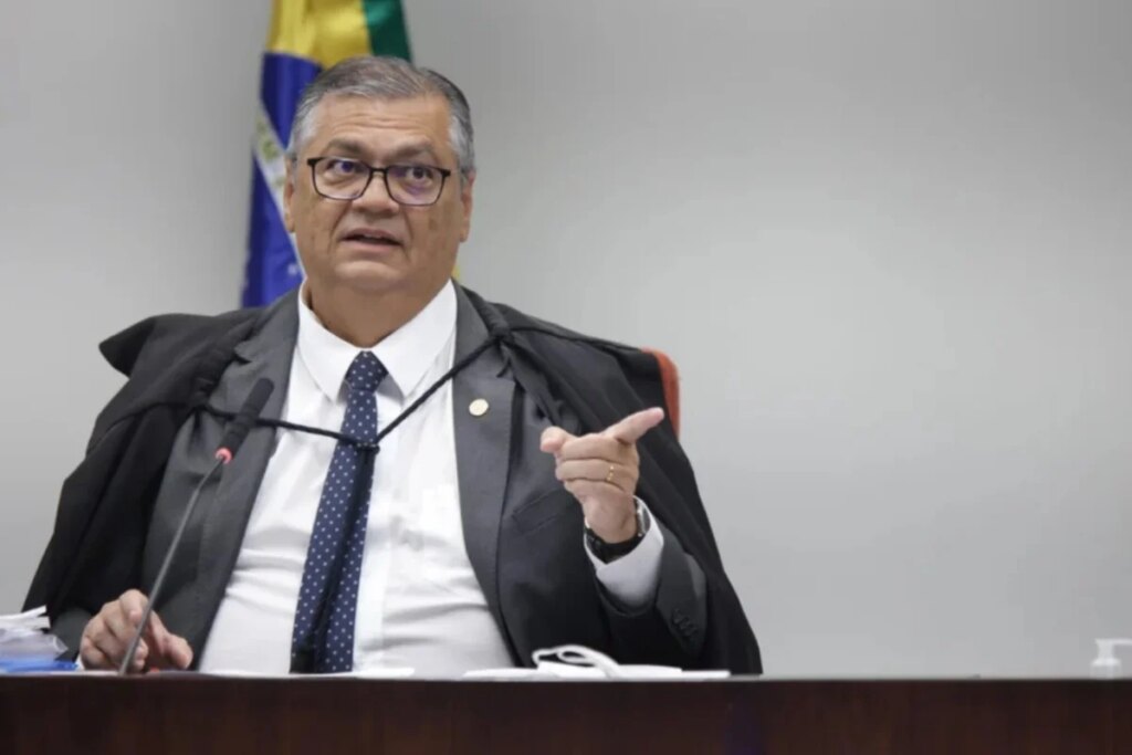 Dino questiona ataques a Estela após decisões sobre debate da Globo