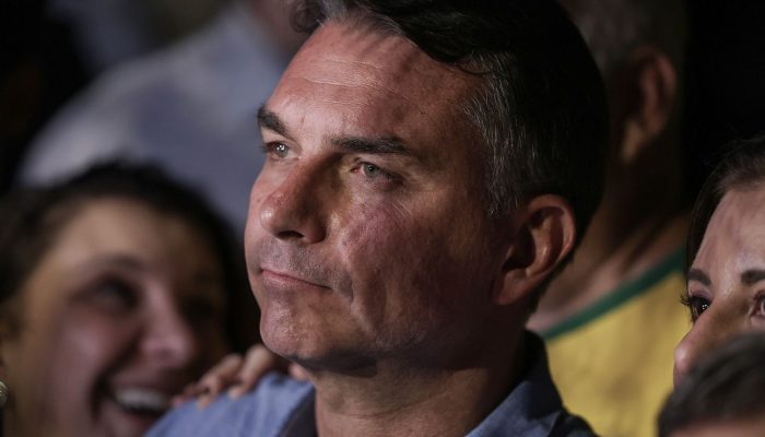 Mendonça multa Flávio por impulsionar post negativo contra Lula