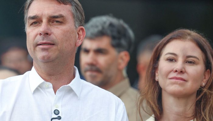 Flávio Bolsonaro participa de missa na Catedral de Brasília