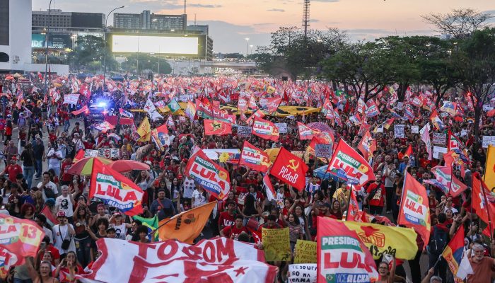 Milhares de estudantes tomam a Esplanada em apoio a Lula