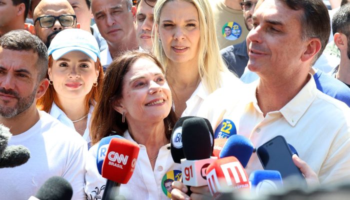Flávio Bolsonaro faz ato no Rio ao lado de Douglas Ruas