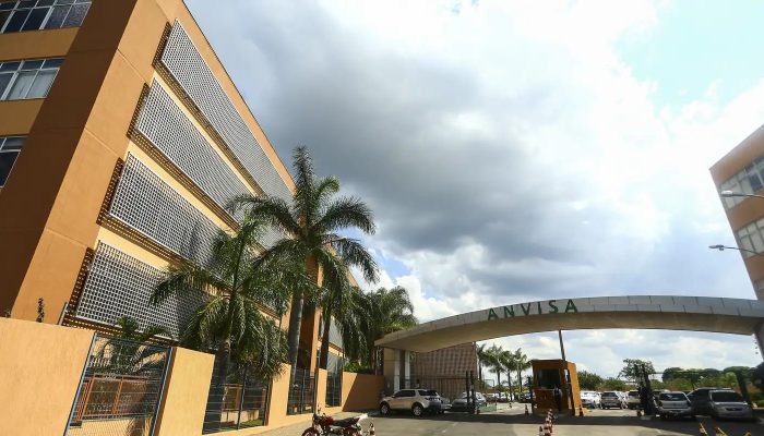 Anvisa proíbe venda de cosméticos e manda recolher gel falsificado