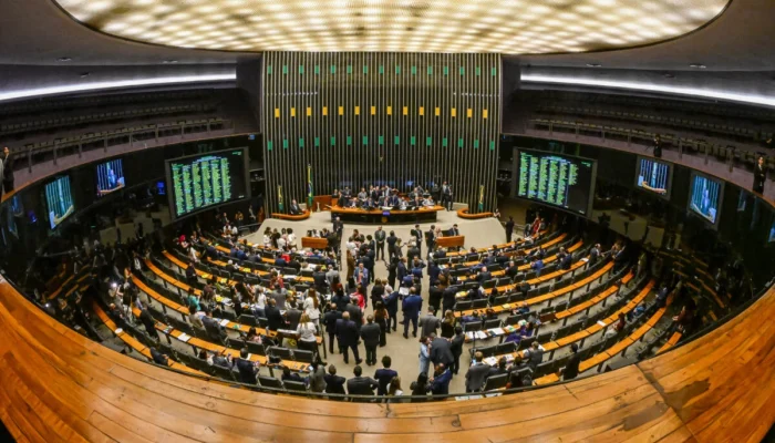 Deputados eleitos são em média 4 vezes mais ricos que candidatos derrotados