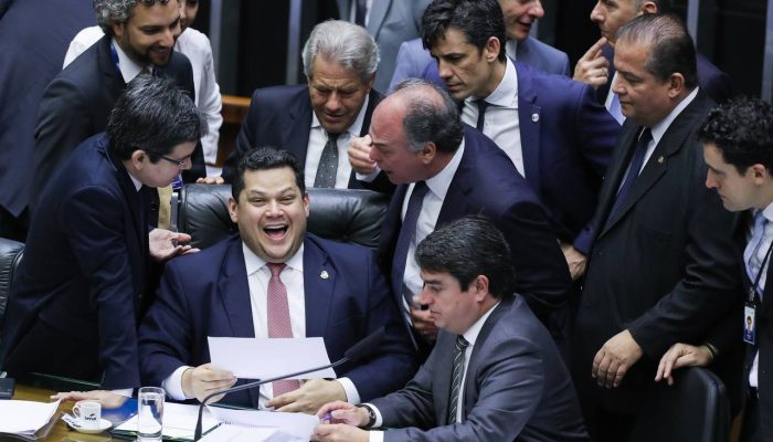 Alcolumbre articula fim da escala 6x1 para tentar reeleição no Senado