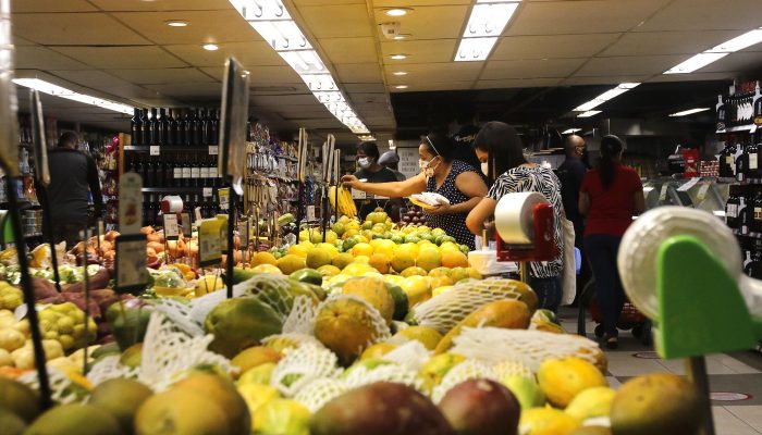 INPC, inflação que corrige salários, acumula 4,29% em 12 meses