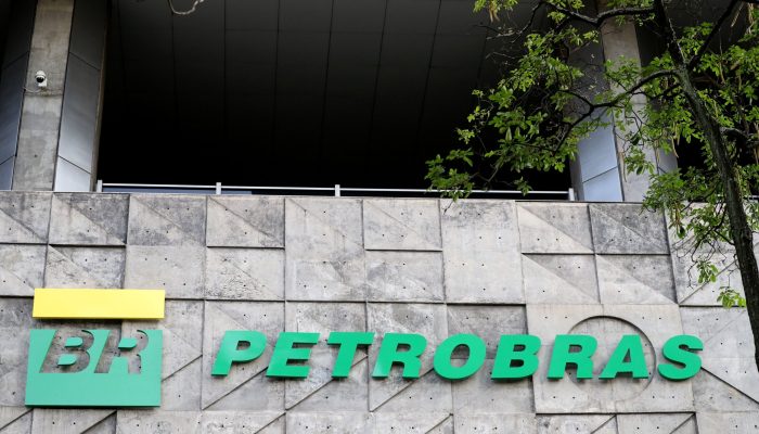 Petrobras aumenta preço do diesel em R$ 1, mas reajuste será neutralizado por subsídio do governo