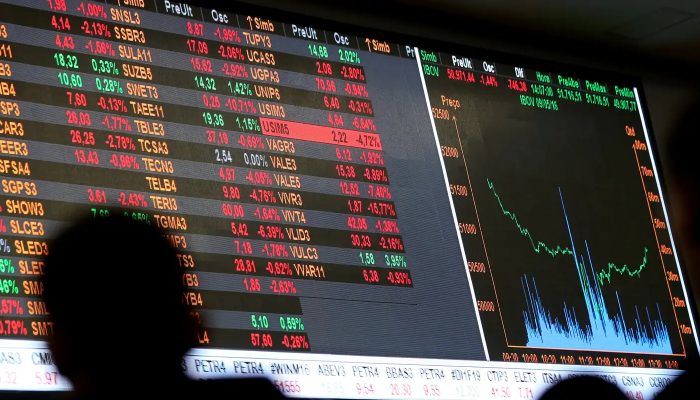 Dólar cai a R$ 5, e bolsa sobe quase 8% após primeiro turno