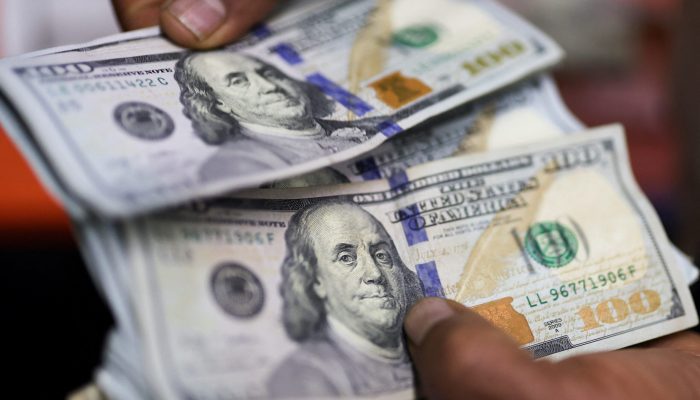 Dólar sobe, fecha a R$ 5,02, e Ibovespa avança com Petrobras e cenário eleitoral no Brasil