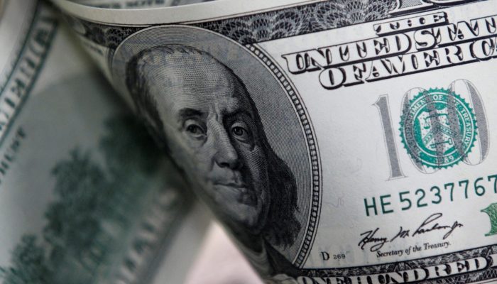 Dólar cai mais de 4%, com foco em Lula e Flávio no 2º turno