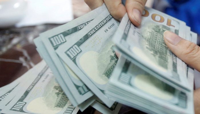 Dólar sobe 0,74% e volta a fechar acima de R$ 5